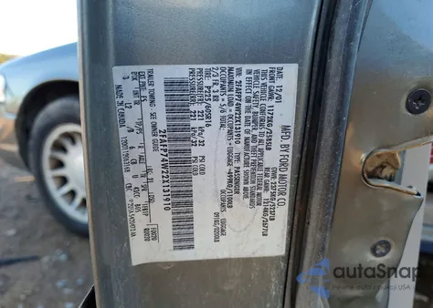 2002 Ford Crown Victoria Lx z USA, uszkodzony, nr VIN 2FAFP74W22X131910